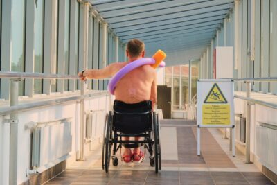 fauteuil roulant dans un couloir d'accès à une piscine