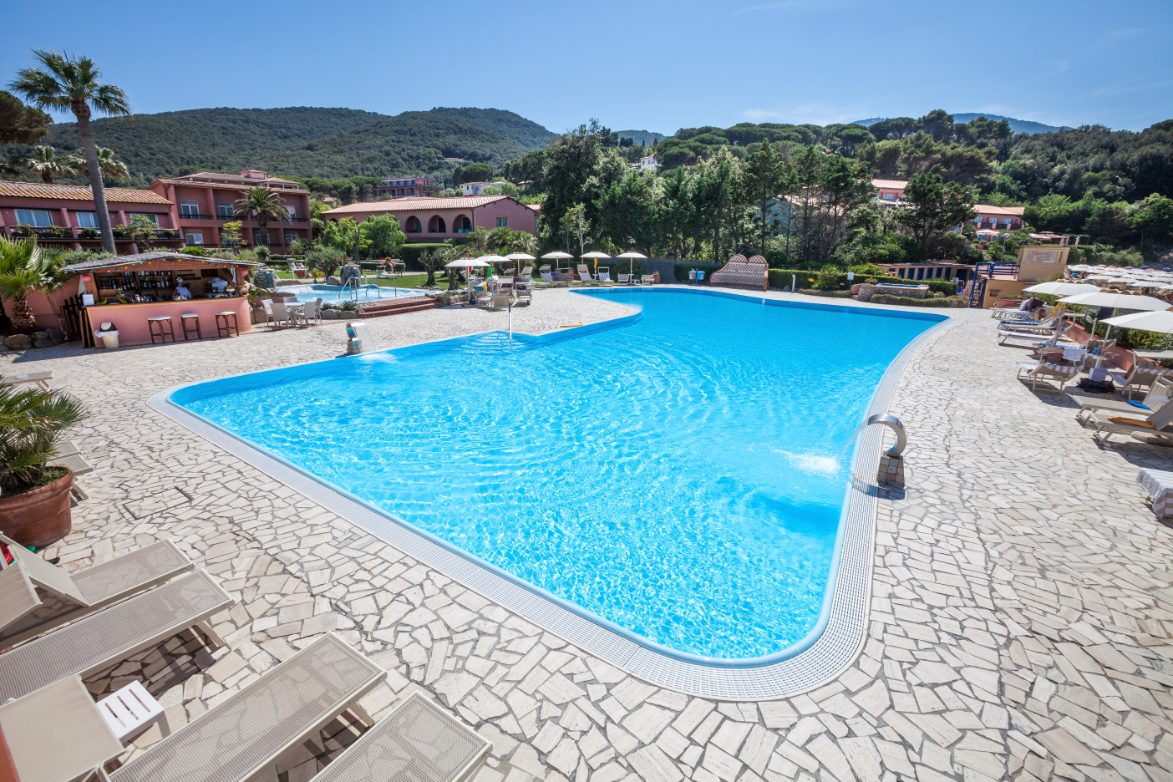 piscine d'un hôtel avec accès PMR